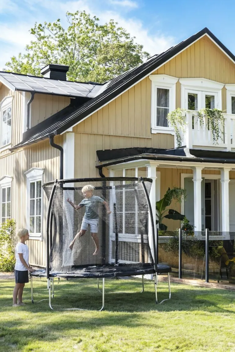 Trampoliini ja suojaverkko Adrenalin